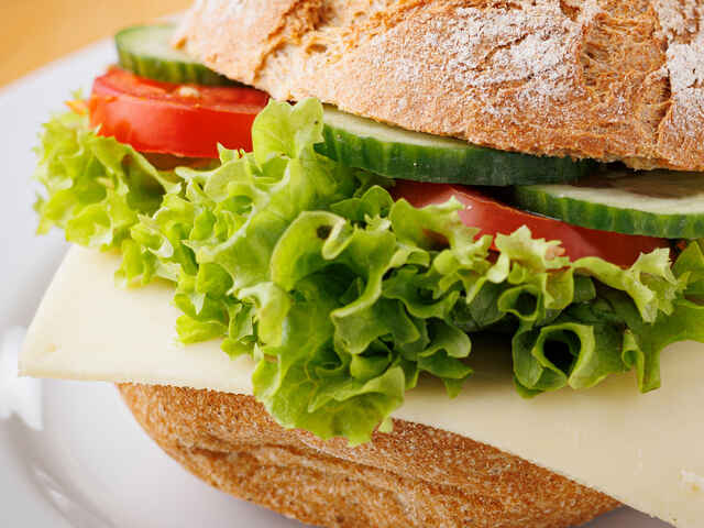 In der Bäckerei Schirmer arbeiten wir mit frischen Zutaten und Rezepturen, welche schon seit Generationen unverändert sind. Ein paar Rezepte haben wir dennoch etwas umgewandelt. Einfach um eine bessere Qualität und Geschmack zu liefern.Für unsere Backwaren setzten wir auf Vorteige, Sauerteige und Quell- und/oder Kochstücke. Diese verbessern den Geschmack und verlängern die Frischhaltung.